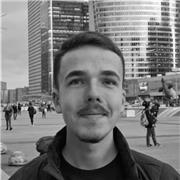 Professeur donne cours d'histoire niveau collège en visio